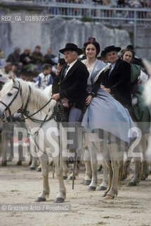 ( FRANCIA  )  PROVENCE-ALPES-COTE DAZUR ARLES : SPETTACOLO FOLKLORISTICO IN ARENA  © 1999 Graziano Arici/Rosebud2 / GEO COSTUME GUARDIANS