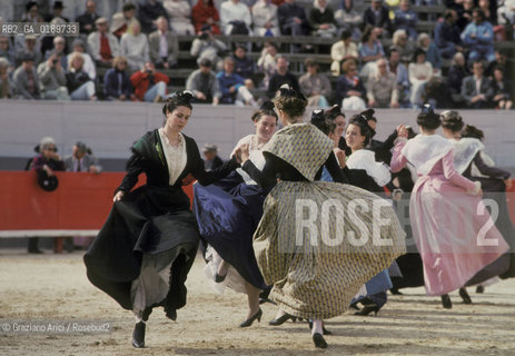 ( FRANCIA  )  PROVENCE-ALPES-COTE DAZUR ARLES : SPETTACOLO FOLKLORISTICO IN ARENA  © 1999 Graziano Arici/Rosebud2 / GEO COSTUME