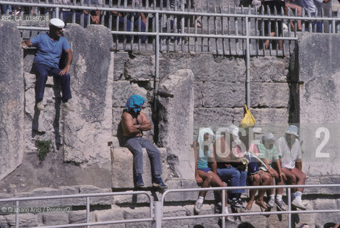 ( FRANCIA  )  PROVENCE-ALPES-COTE DAZUR ARLES : ARENA SPETTATORI ALLA COURSE CAMARGUAISE © 1999 Graziano Arici/Rosebud2 / GEO AFICIONADOS