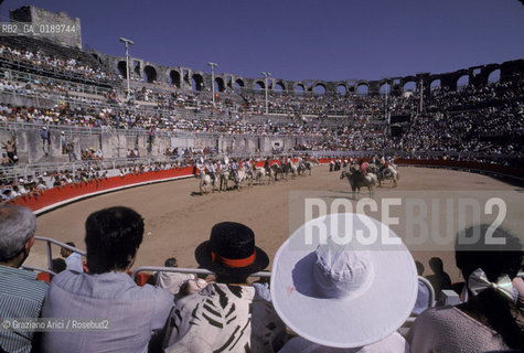 ( FRANCIA  )  PROVENCE-ALPES-COTE DAZUR ARLES : SPETTACOLO FOLKLORISTICO IN ARENA  © 1999 Graziano Arici/Rosebud2 / GEO COSTUME CAPPELLO