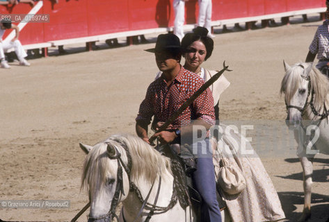 ( FRANCIA  )  PROVENCE-ALPES-COTE DAZUR ARLES : SPETTACOLO FOLKLORISTICO IN ARENA  © 1999 Graziano Arici/Rosebud2 / GEO COSTUME GUARDIANS