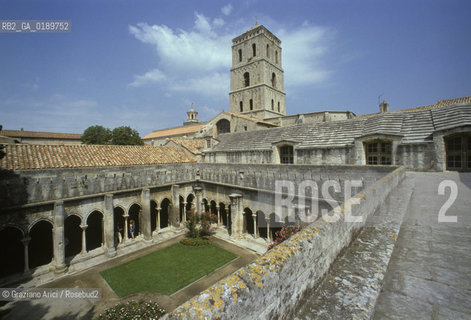 ( FRANCIA  )  PROVENCE-ALPES-COTE DAZUR ARLES : CHIOSTRO DELLA CHIESA DI ST-TROPHIME © 1999 Graziano Arici/Rosebud2 / GEO