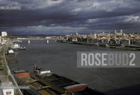 ( FRANCIA  )  PROVENCE-ALPES-COTE DAZUR ARLES : VEDUTA DELLA CITTA E DEL FIUME RODANO © 1999 Graziano Arici/Rosebud2 / GEO