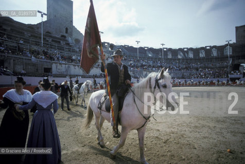 ( FRANCIA  )  PROVENCE-ALPES-COTE DAZUR ARLES : SPETTACOLO FOLKLORISTICO IN ARENA  © 1999 Graziano Arici/Rosebud2 / GEO COSTUME GUARDIANS