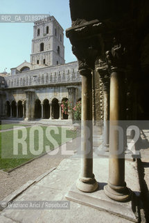 ( FRANCIA  )  PROVENCE-ALPES-COTE DAZUR ARLES : CHIOSTRO DELLA CHIESA DI ST-TROPHIME © 1999 Graziano Arici/Rosebud2 / GEO .