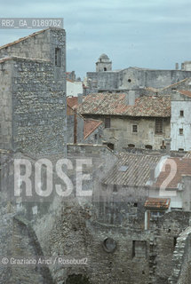 ( FRANCIA  )  PROVENCE-ALPES-COTE DAZUR ARLES : TETTI © 1999 Graziano Arici/Rosebud2 / GEO .