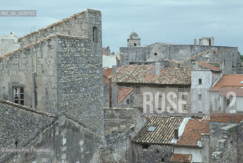 ( FRANCIA  )  PROVENCE-ALPES-COTE DAZUR ARLES : TETTI © 1999 Graziano Arici/Rosebud2 / GEO .