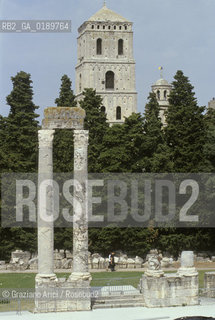 ( FRANCIA  )  PROVENCE-ALPES-COTE DAZUR ARLES : IL TEATRO ROMANO E IL CAMPANILE DELLA CHIESA DI ST-TROPHIME © 1999 Graziano Arici/Rosebud2 / GEO .