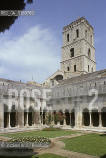 ( FRANCIA  )  PROVENCE-ALPES-COTE DAZUR ARLES : CHIOSTRO DELLA CHIESA DI ST-TROPHIME © 1999 Graziano Arici/Rosebud2 / GEO