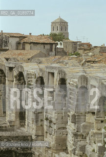 ( FRANCIA  )  PROVENCE-ALPES-COTE DAZUR ARLES : L ARENA ROMANA E IL CAMPANILE DELLA CHIESA DI ST-TROPHIME © 1999 Graziano Arici/Rosebud2 / GEO ANFITEATRO