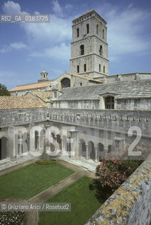 ( FRANCIA  )  PROVENCE-ALPES-COTE DAZUR ARLES : CHIOSTRO DELLA CHIESA DI ST-TROPHIME © 1999 Graziano Arici/Rosebud2 / GEO
