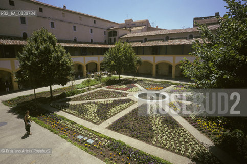 ( FRANCIA  )  PROVENCE-ALPES-COTE DAZUR ARLES : CORTILE DELLHOTEL DE DIEU DOVE E STATO RICOVERATO VAN GOGH © 1999 Graziano Arici/Rosebud2 / GEO ARTE PITTORE OSPEDALE