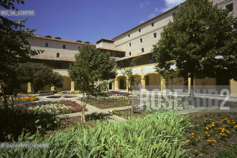 ( FRANCIA  )  PROVENCE-ALPES-COTE DAZUR ARLES : CORTILE DELLHOTEL DE DIEU DOVE E STATO RICOVERATO VAN GOGH © 1999 Graziano Arici/Rosebud2 / GEO ARTE PITTORE OSPEDALE