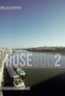 ( FRANCIA  )  PROVENCE-ALPES-COTE DAZUR ARLES : VEDUTA DELLA CITTA E DEL FIUME RODANO  © 1999 Graziano Arici/Rosebud2 / GEO