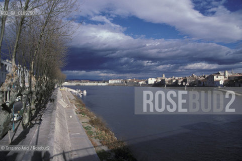 ( FRANCIA  )  PROVENCE-ALPES-COTE DAZUR ARLES : VEDUTA DELLA CITTA E DEL FIUME RODANO  © 1999 Graziano Arici/Rosebud2 / GEO