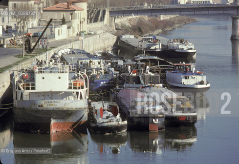 ( FRANCIA  )  PROVENCE-ALPES-COTE DAZUR ARLES : FIUME RODANO BARCHE DA TRASPORTO  © 1999 Graziano Arici/Rosebud2 / GEO