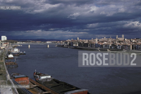 ( FRANCIA  )  PROVENCE-ALPES-COTE DAZUR ARLES : VEDUTA DELLA CITTA E DEL FIUME RODANO  © 1999 Graziano Arici/Rosebud2 / GEO