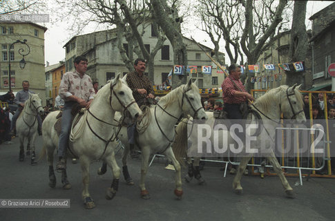 ( FRANCIA  )  PROVENCE-ALPES-COTE DAZUR ARLES : FERIA DI PASQUA SPETTACOLO FOLKLORISTICO  © 1999 Graziano Arici/Rosebud2 / GEO COSTUME CAVALLO GUARDIANS