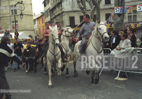 ( FRANCIA  )  PROVENCE-ALPES-COTE DAZUR ARLES : FERIA DI PASQUA SPETTACOLO FOLKLORISTICO ABRIVADO © 1999 Graziano Arici/Rosebud2 / GEO COSTUME CAVALLO GUARDIANS