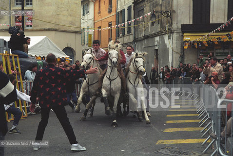 ( FRANCIA  )  PROVENCE-ALPES-COTE DAZUR ARLES : FERIA DI PASQUA SPETTACOLO FOLKLORISTICO ABRIVADO © 1999 Graziano Arici/Rosebud2 / GEO COSTUME CAVALLO GUARDIANS