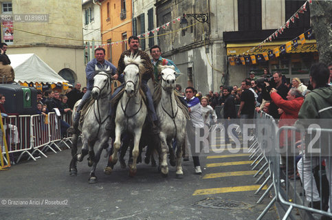( FRANCIA  )  PROVENCE-ALPES-COTE DAZUR ARLES : FERIA DI PASQUA SPETTACOLO FOLKLORISTICO ABRIVADO © 1999 Graziano Arici/Rosebud2 / GEO COSTUME CAVALLO GUARDIANS