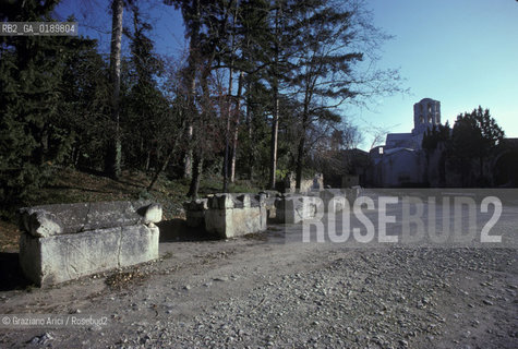 ( FRANCIA  )  PROVENCE-ALPES-COTE DAZUR ARLES : LA NECROPOLI DEGLI ALYSCAMPS  © 1999 Graziano Arici/Rosebud2 / GEO CIMITERO