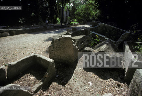 ( FRANCIA  )  PROVENCE-ALPES-COTE DAZUR ARLES : LA NECROPOLI DEGLI ALYSCAMPS  © 1999 Graziano Arici/Rosebud2 / GEO CIMITERO