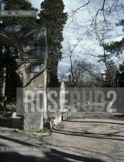 ( FRANCIA  )  PROVENCE-ALPES-COTE DAZUR ARLES : LA NECROPOLI DEGLI ALYSCAMPS  © 1999 Graziano Arici/Rosebud2 / GEO CIMITERO