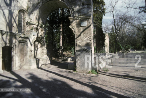 ( FRANCIA  )  PROVENCE-ALPES-COTE DAZUR ARLES : LA NECROPOLI DEGLI ALYSCAMPS  © 1999 Graziano Arici/Rosebud2 / GEO CIMITERO
