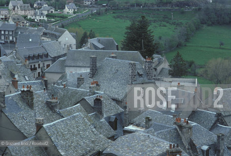 ( FRANCIA  )  MIDI-PYRENEES  VILLAGGIO DELLALTIPIANO DELLAUBRAC  TETTI © 1999 Graziano Arici/Rosebud2 / GEO