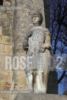 ( FRANCIA  )  MIDI-PYRENEES AVIGNONET  : STATUA DEL CROCIATO A RICORDO DEL MASSACRO DEGLI INQUISITORI  © 1999 Graziano Arici/Rosebud2 / GEO ERESIA CATARA CATARI