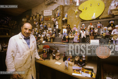 ( FRANCIA  )  PROVENCE-ALPES-COTE DAZUR  LES BAUX-DE-PROVENCE : UN ARTIGIANO SANTONNIER  © 1999 Graziano Arici/Rosebud2 / GEO PRESEPIO