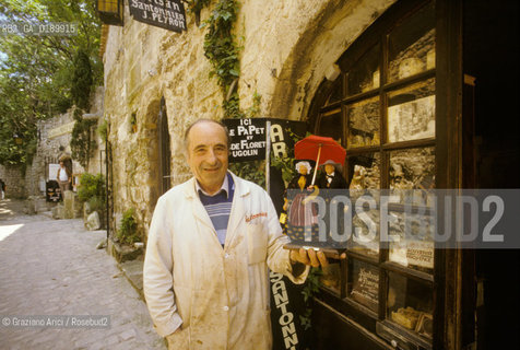 ( FRANCIA  )  PROVENCE-ALPES-COTE DAZUR  LES BAUX-DE-PROVENCE : UN ARTIGIANO SANTONNIER  © 1999 Graziano Arici/Rosebud2 / GEO PRESEPIO