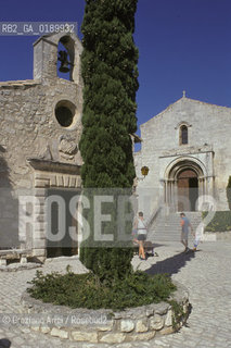 ( FRANCIA  )  PROVENCE-ALPES-COTE DAZUR  LES BAUX-DE-PROVENCE : LA CAPPELLA DEI PENITENTI BIANCHI E LA CHIESA DI ST-VINCENT  © 1999 Graziano Arici/Rosebud2 / GEO