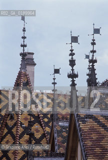( FRANCIA  )  BORGOGNA  BEAUNE : HOTEL-DIEU © 1999 Graziano Arici/Rosebud2 / GEO OSPEDALE ARCHITETTURA FIAMMINGA BANDIERE