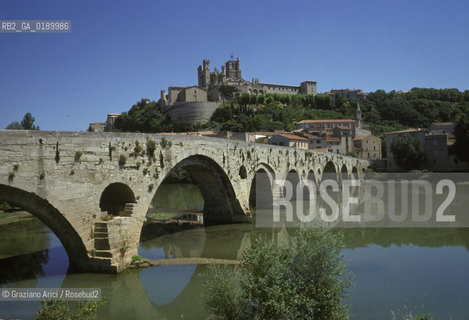 ( FRANCIA  )  LANGUEDOC-ROUSSILLON  BEZIERS : IL VIEUX-PONT SUL FIUME ORB © 1999 Graziano Arici/Rosebud2 / GEO  PONTE ERESIA CATARA CATARI