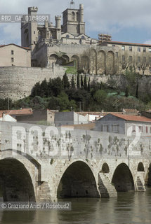( FRANCIA  )  LANGUEDOC-ROUSSILLON  BEZIERS : IL VIEUX-PONT SUL FIUME ORB © 1999 Graziano Arici/Rosebud2 / GEO  PONTE ERESIA CATARA CATARI
