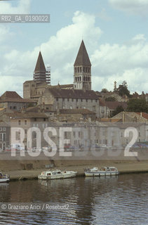 ( FRANCIA  )  BORGOGNA  TOURNOUS : CHIESA DI ST-PHILIBERT E FIUME SAONA © 1999 Graziano Arici/Rosebud2 / GEO