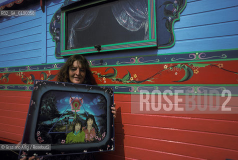 ( FRANCIA  )  PROVENCE-ALPES-COTE DAZUR PARCO NATURALE DELLA CAMARGUE : GITANA CON UN SUO QUADRO © 1999 Graziano Arici/Rosebud2 / GEO
