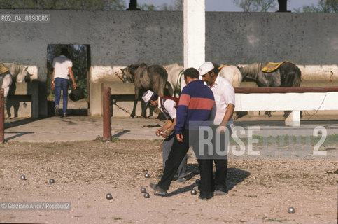 ( FRANCIA  )  PROVENCE-ALPES-COTE DAZUR PARCO NATURALE DELLA CAMARGUE : GIOCO DE LA PETANQUE © 1999 Graziano Arici/Rosebud2 / GEO
