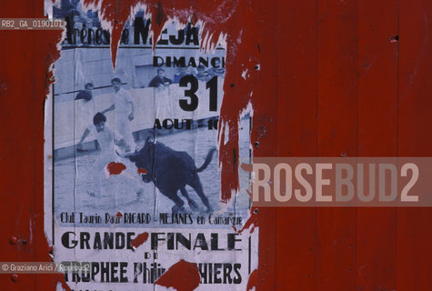 ( FRANCIA  )  PROVENCE-ALPES-COTE DAZUR ARLES E CAMARGUE : ARENA COURSE CAMARGUAISE © 1999 Graziano Arici/Rosebud2 / GEO TORO MANIFESTO ROSSO