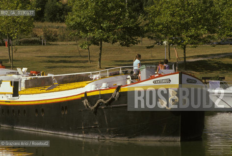 ( FRANCIA  )  MIDI-PYRENEES CANAL DU MIDI   © 1999 Graziano Arici/Rosebud2 / GEO  CANALE BARCA