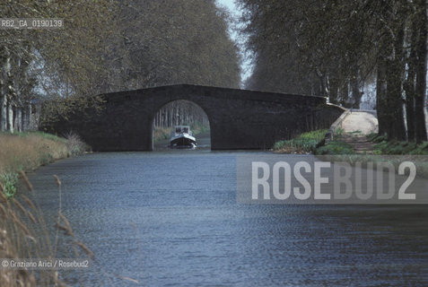 ( FRANCIA  )  MIDI-PYRENEES CANAL DU MIDI   © 1999 Graziano Arici/Rosebud2 / GEO  CANALE PONTE BARCA