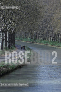 ( FRANCIA  )  MIDI-PYRENEES CANAL DU MIDI : PESCA  © 1999 Graziano Arici/Rosebud2 / GEO  CANALE