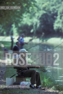 ( FRANCIA  )  MIDI-PYRENEES CANAL DU MIDI : PESCA  © 1999 Graziano Arici/Rosebud2 / GEO  CANALE