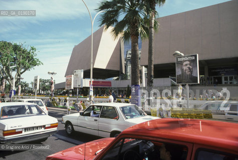 ( FRANCIA  )  PROVENCE-ALPES-COTE DAZUR  CANNES : LA CROISETTE E IL PALAIS DES FESTIVALS  © 1999 Graziano Arici/Rosebud2 / GEO