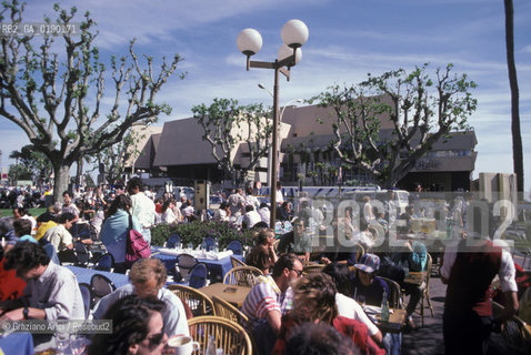 ( FRANCIA  )  PROVENCE-ALPES-COTE DAZUR  CANNES :UN CAFFE SULLA CROISETTE  © 1999 Graziano Arici/Rosebud2 / GEO