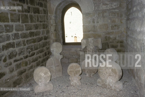 ( FRANCIA  )  LANGUEDOC-ROUSSILLON  CARCASSONNE : LA CITE STELI FUNERARIE © 1999 Graziano Arici/Rosebud2 / GEO CASTELLO