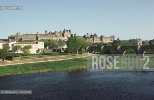 ( FRANCIA  )  LANGUEDOC-ROUSSILLON  CARCASSONNE : LA CITE MURA E IL FIUME AUDE © 1999 Graziano Arici/Rosebud2 / GEO CASTELLO ERESIA CATARA CATARI