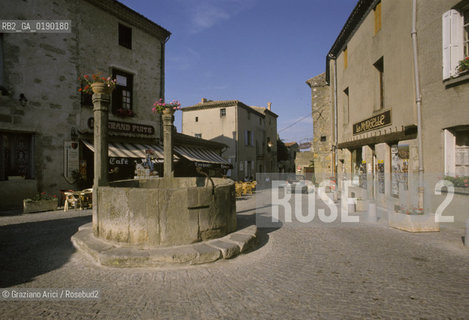 ( FRANCIA  )  LANGUEDOC-ROUSSILLON  CARCASSONNE : LA CITE UN POZZO © 1999 Graziano Arici/Rosebud2 / GEO CASTELLO ERESIA CATARA CATARI